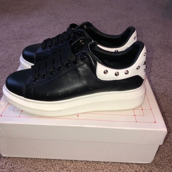 Alexander mcQueens studded oversized sneaker - Picture 4 of 8